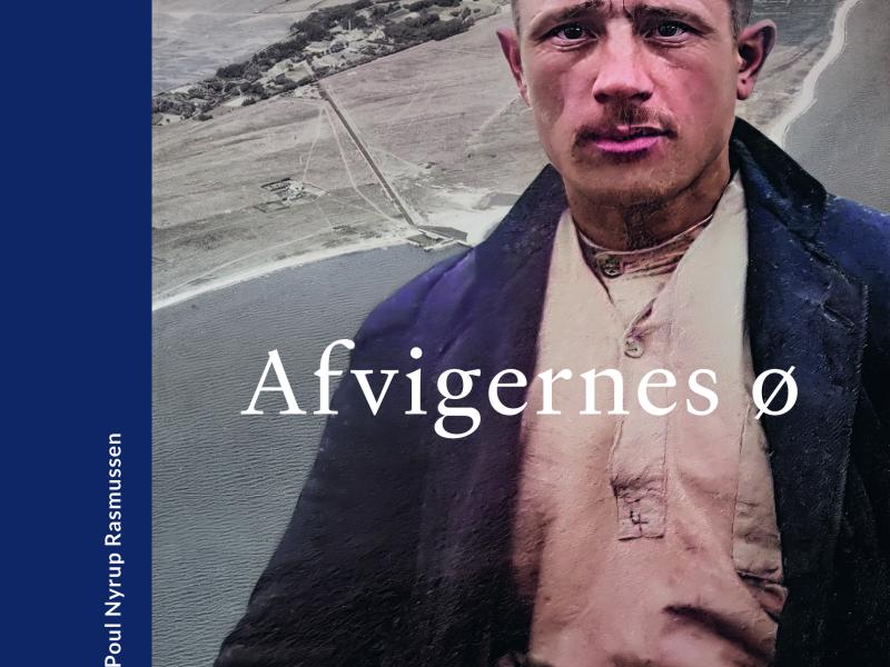 Forsiden til bogen "Afvigernes ø", der viser et ældre portrætfoto af en yngre mand foran et luftfoto af Livø.