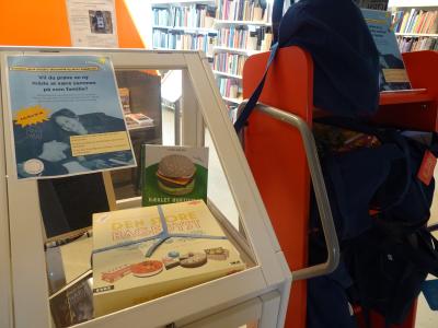 Indhold af en Læsefamiliepose udstillet i montre