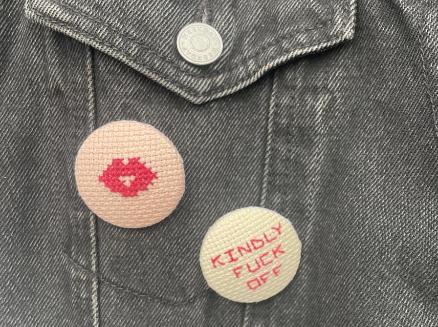 Billede af to knapper på en denimskjorte